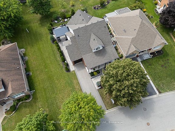 4th image of 64 Waterbury Cres