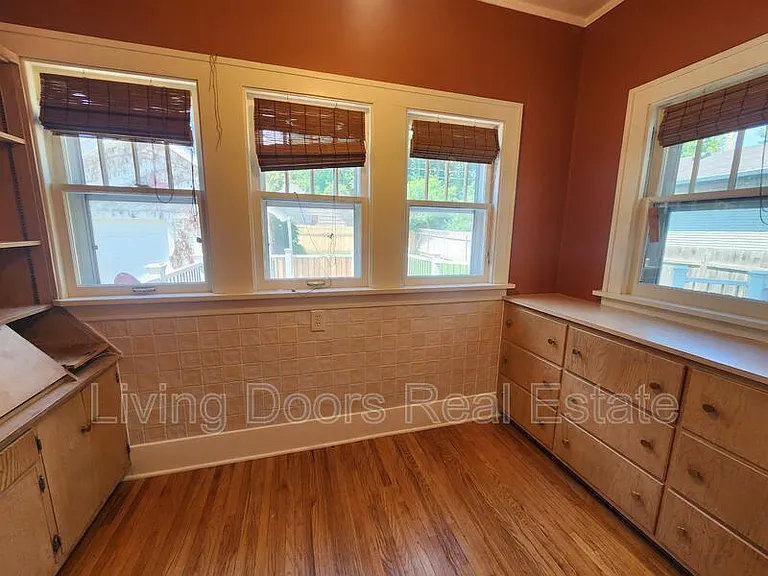 2300 Sewell St — Photo 10