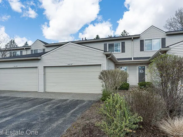 6472 Lochaven Ln, Waterford, MI 48327
