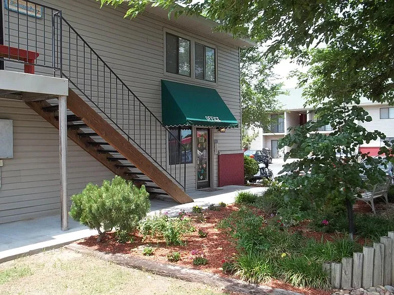 Brentwood Pointe — Photo 13