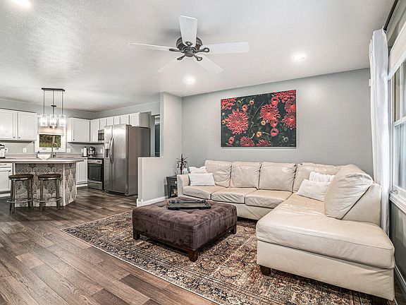 4th image of 300 Pinehill Dr