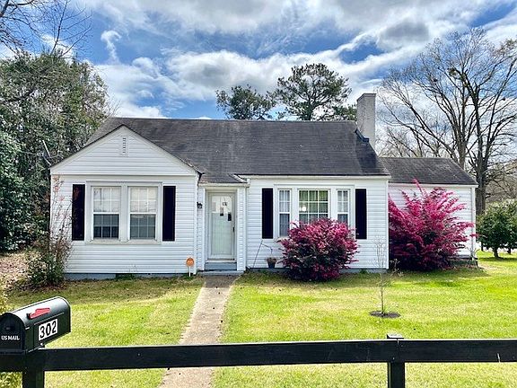 3rd image of 302 Laurel Ave E