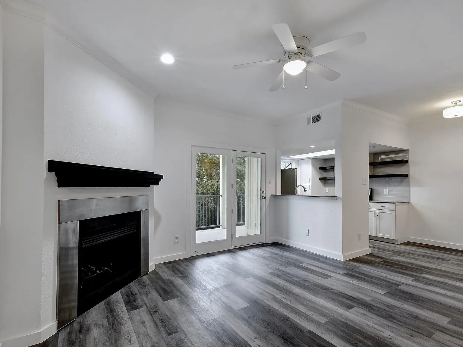 2 bed, 1.0 bath, 717 sqft, $1,650 — Photo 1