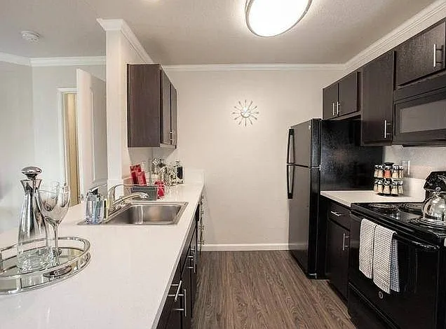 LAUREL GLEN — Photo 9