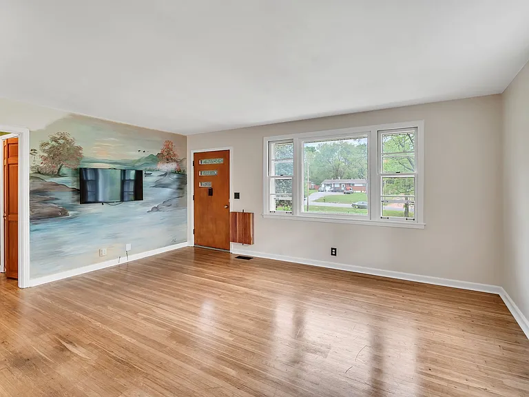 2921 Twin Lawn Dr — Photo 8