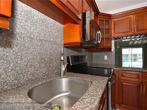 5th image of 1951 NE 39th St APT 352