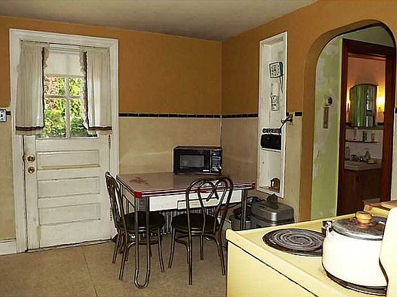3rd image of 39 Dean Ave