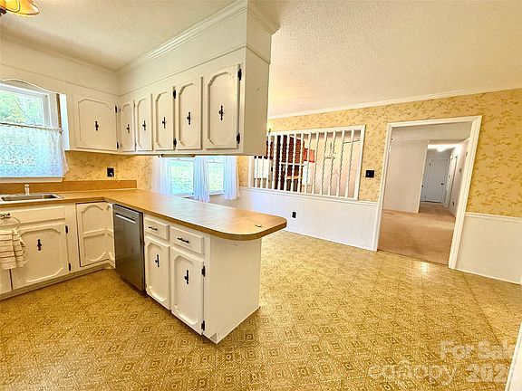 5th image of 1106 Laurel Woods Dr