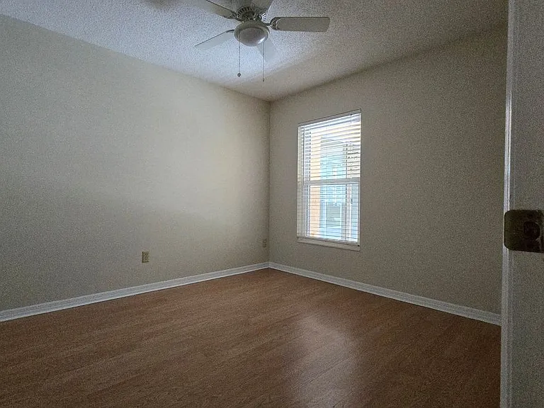 1657 Tremont Ln — Photo 11