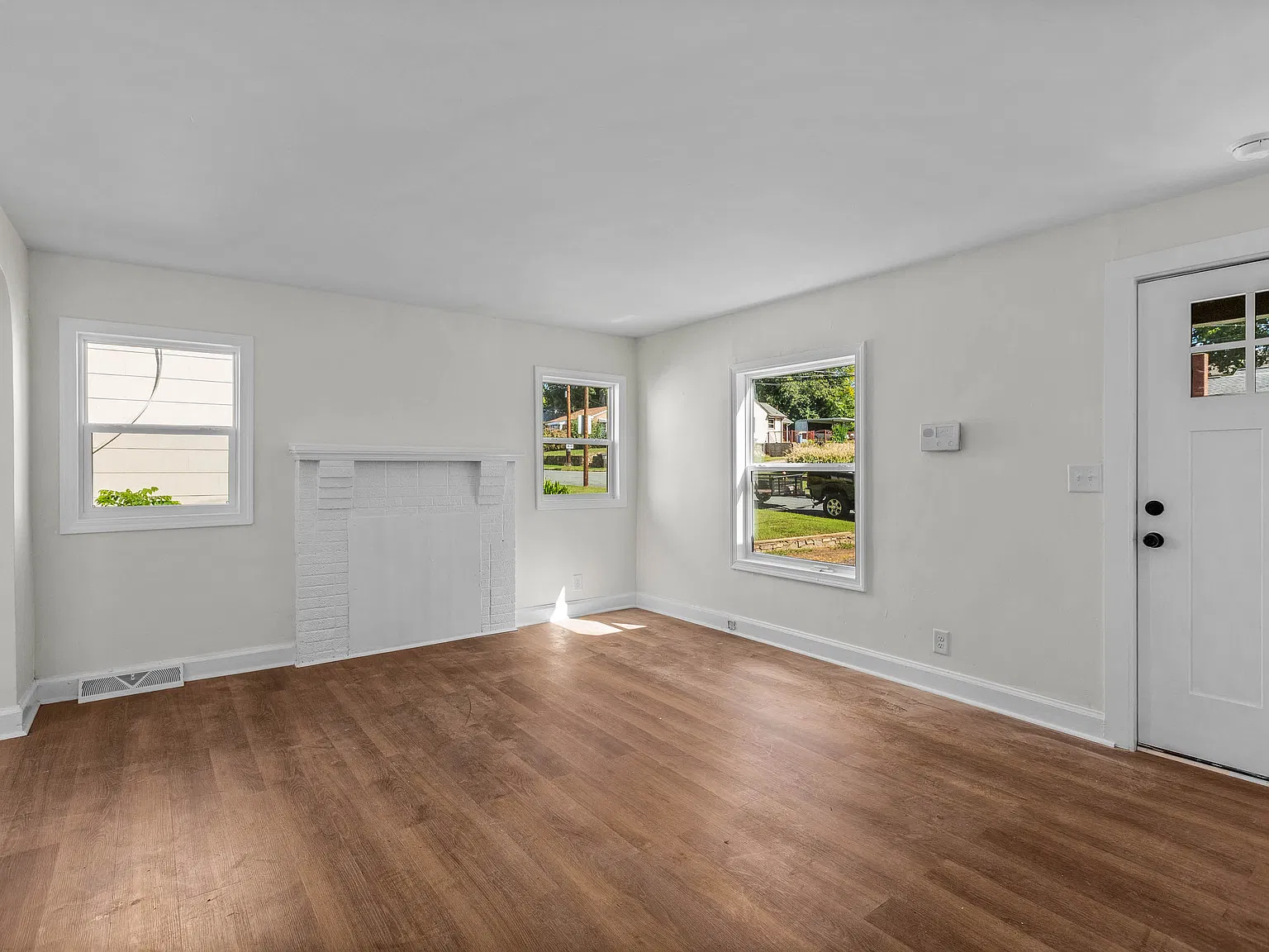 3 bed, 896 sqft, $1,400 — Photo 4