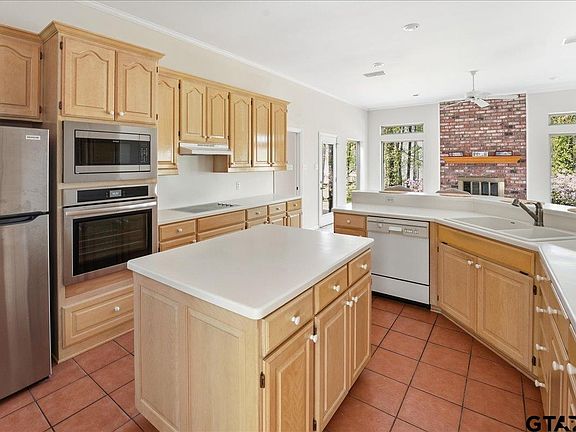 5th image of 15744 Timberhill Dr