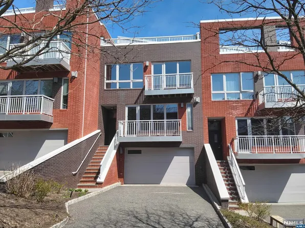 2 Vela Way, Edgewater, NJ 07020