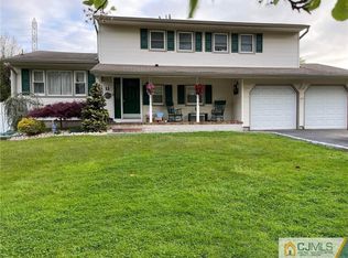 11 Nottingham Dr, Parlin, NJ 08859
