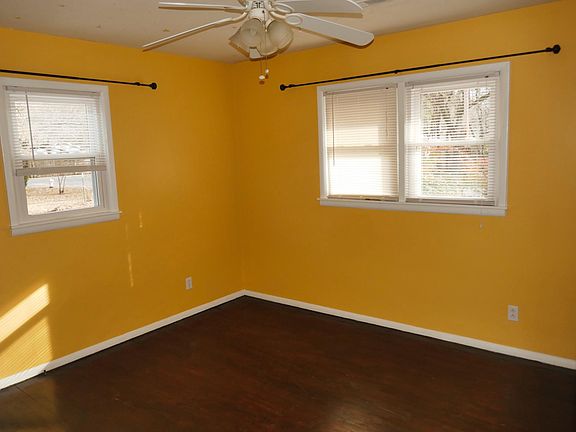 4th image of 2122 W Holly St