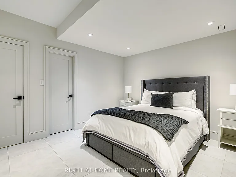 585 Montbeck Cres — Photo 45
