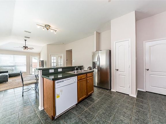 5th image of 9221 Newport Ln