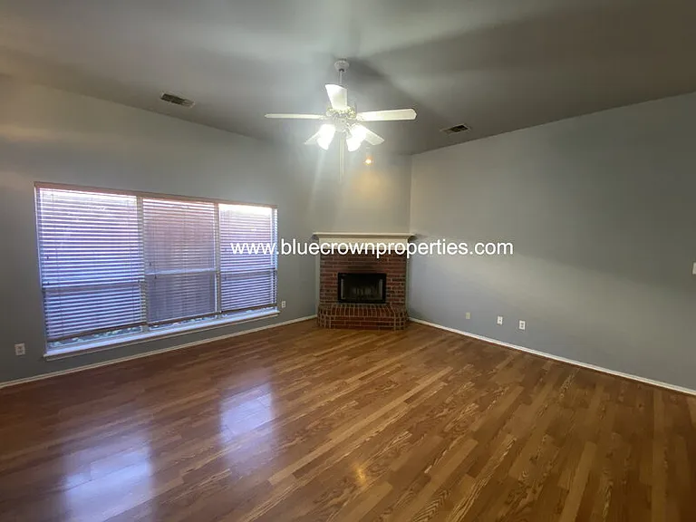 1321 W Branch Hollow Dr — Photo 3
