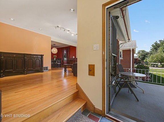3rd image of 2251 Hawthorne Ave