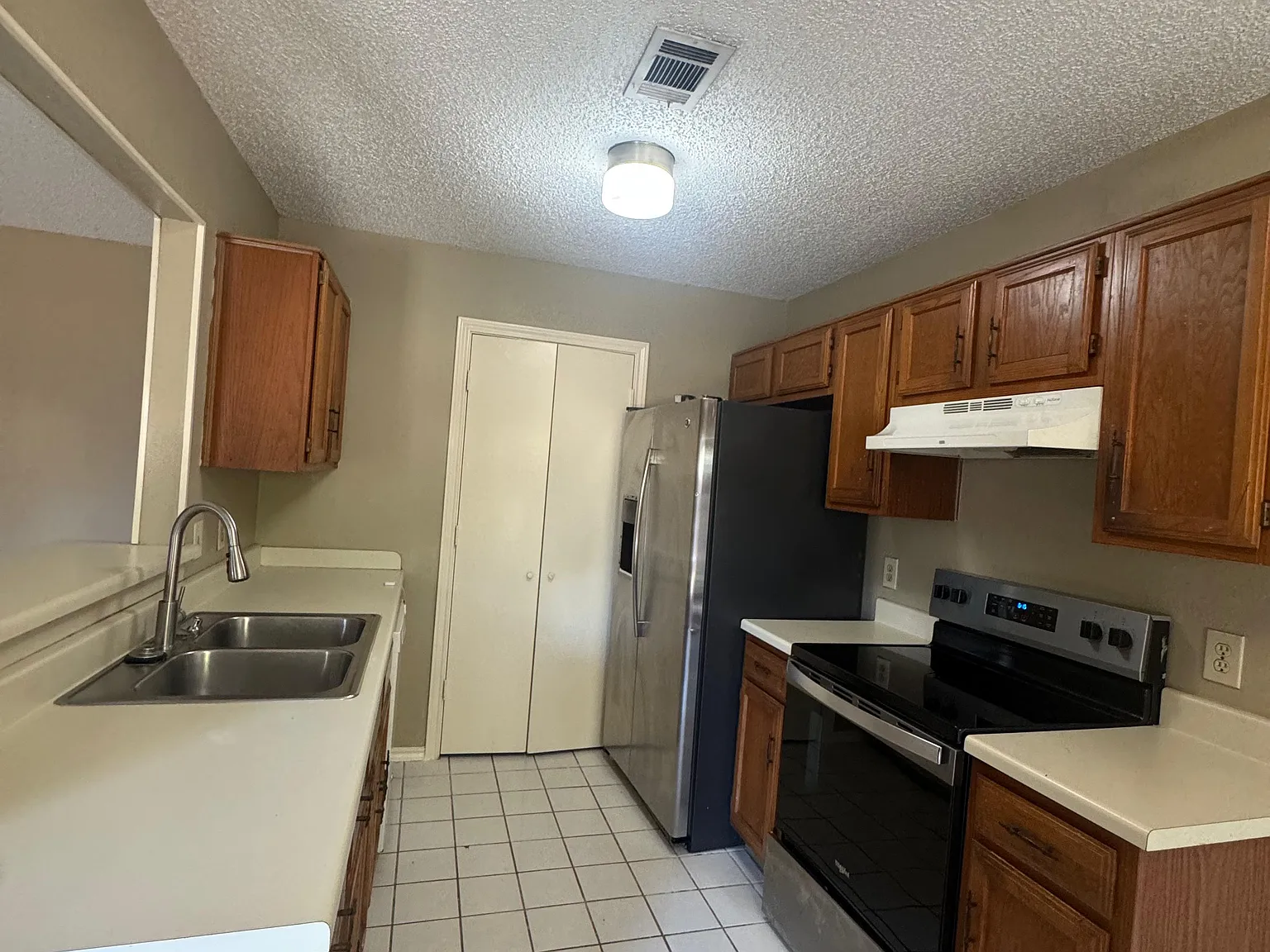 2 bed, 1102 sqft, $1,900 — Photo 2