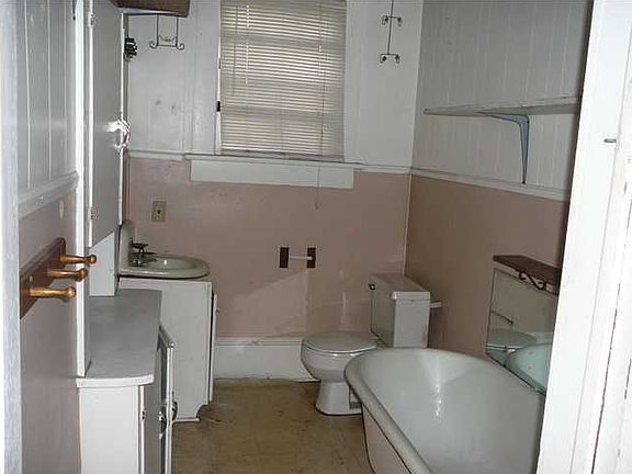 5th image of 109 E Edwards St