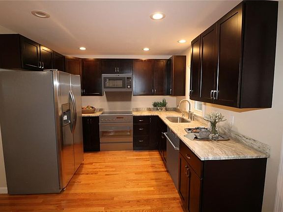 5th image of 225 Roger Williams Ave E