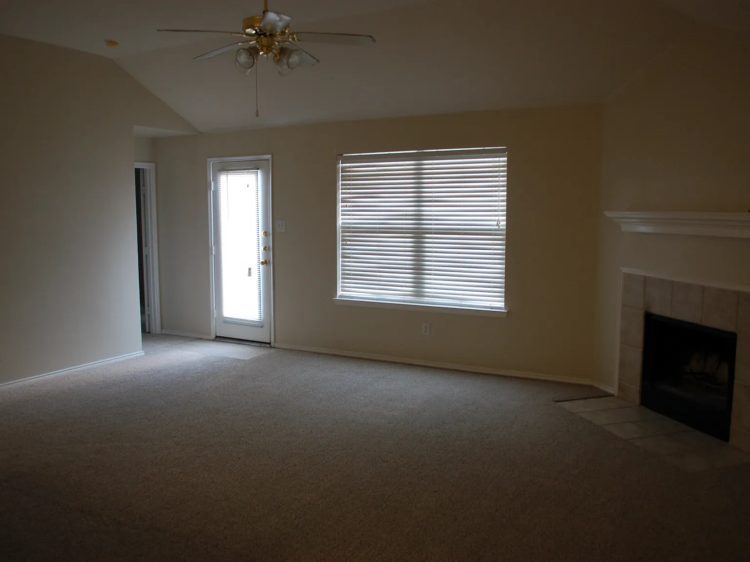 3 bed, 1824 sqft, $1,995 — Photo 2