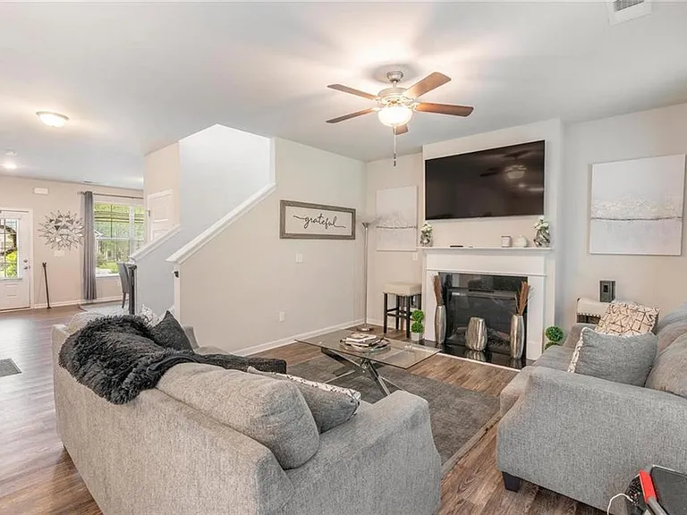 Lexington Place Dr — Photo 2