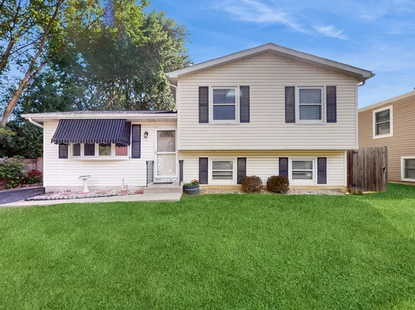 301 Greenview Dr, Park City, IL 60085