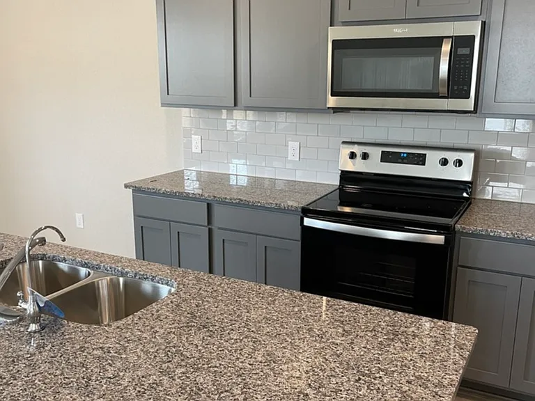 2532 Ayers Dr — Photo 6