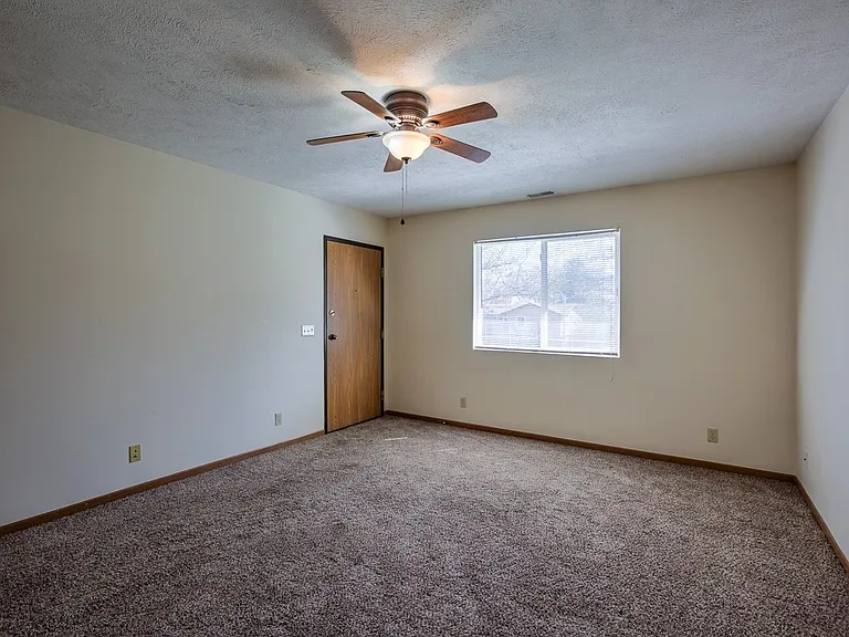 404 Chestnut Dr — Photo 37