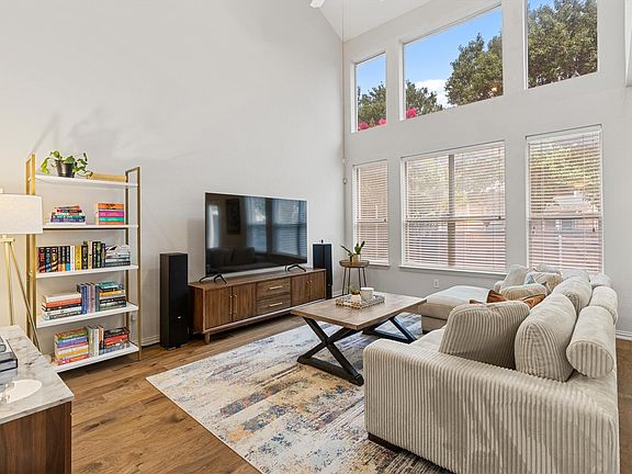 4th image of 9824 Castlewood Dr