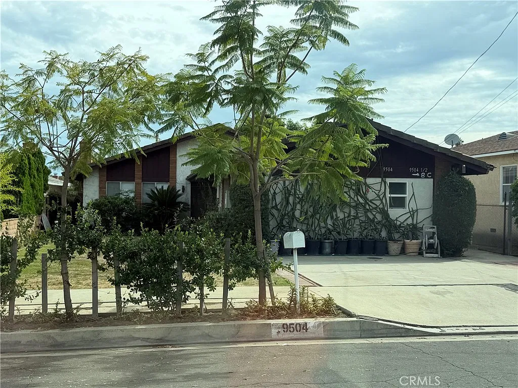 9504 E Naomi Ave — Photo 1