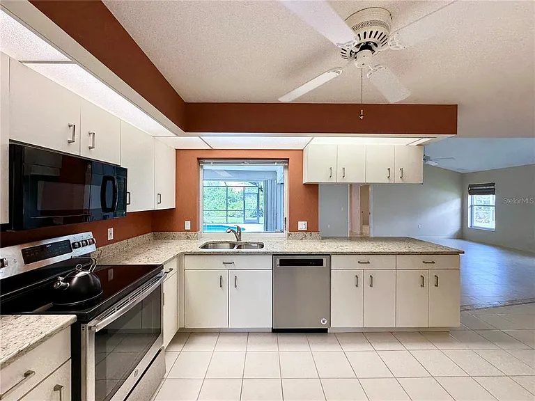 5024 Southern Pine Cir — Photo 24