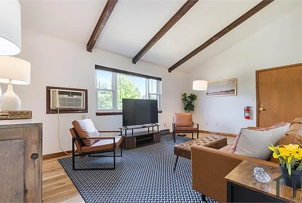 1 bed, 754 sqft, $2,100 — Photo 3