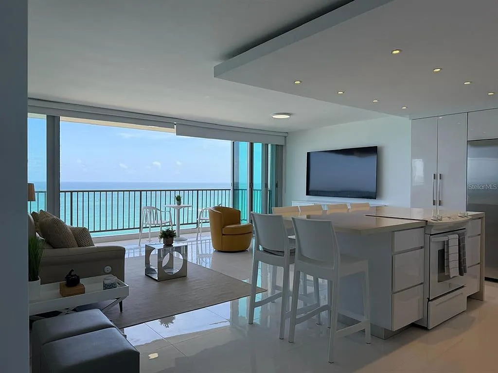 2 bed, 2.0 bath, 1000 sqft, $4,000 — Photo 2