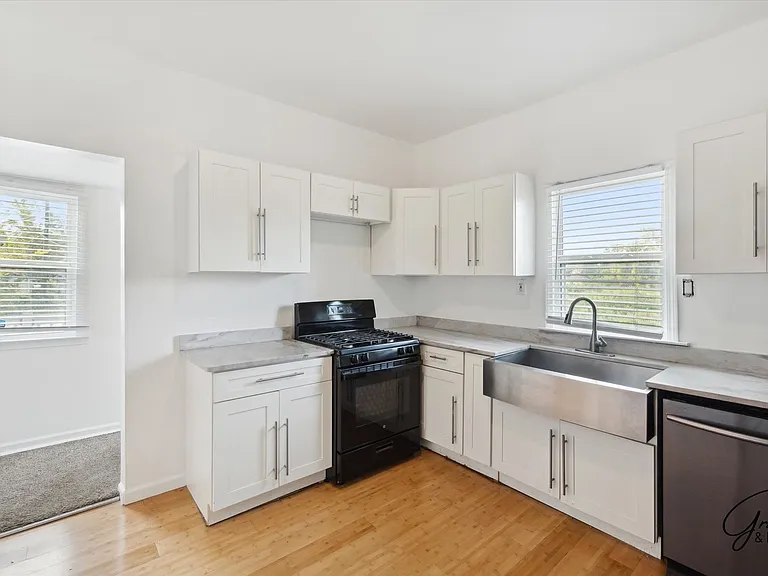 242 Harmon St — Photo 13