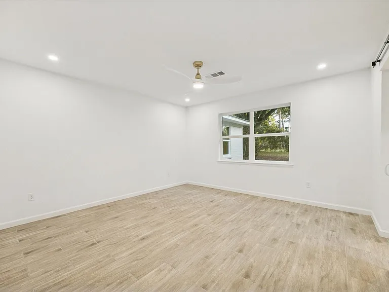 5411 Logston Ln — Photo 15