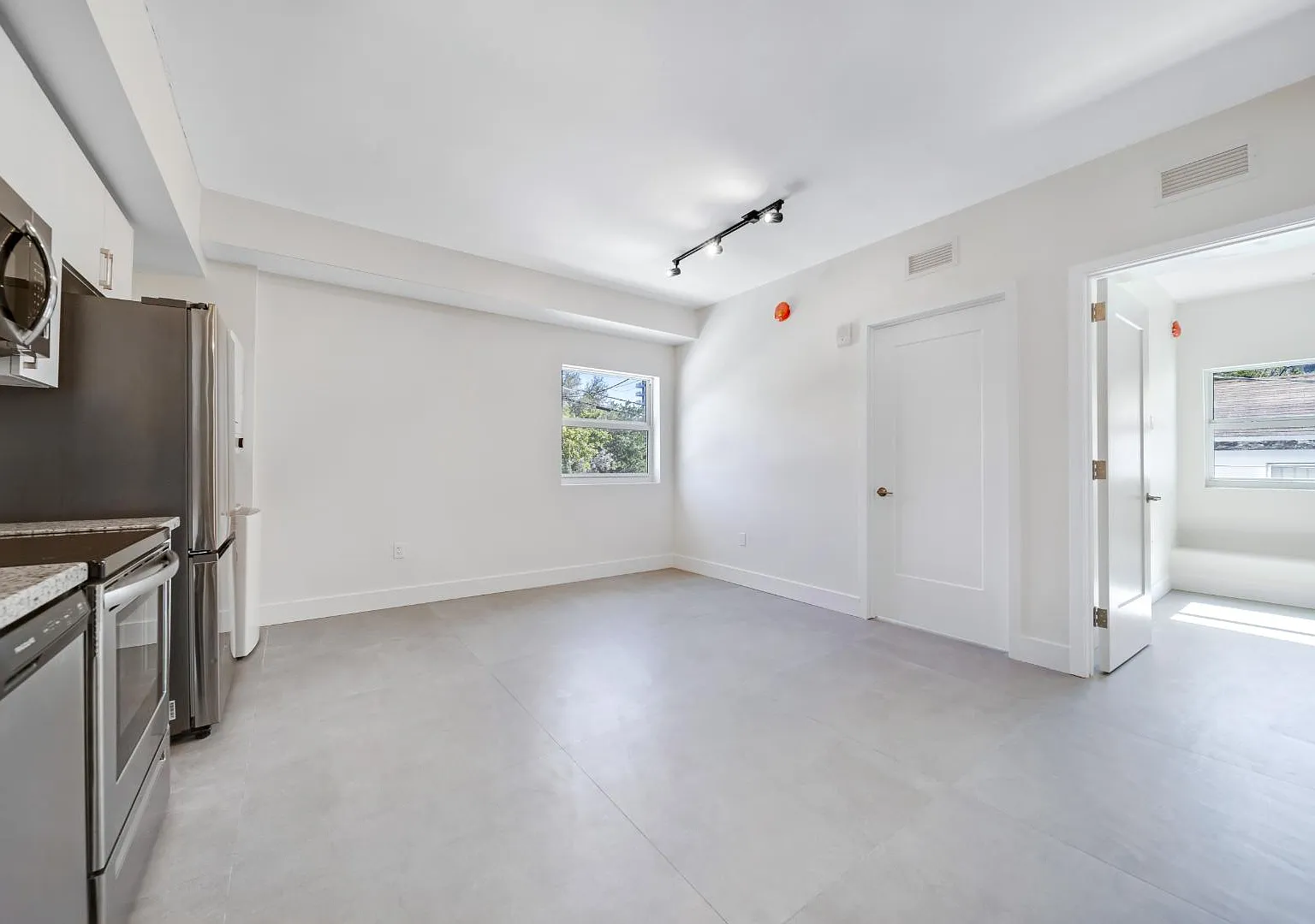 2 bed, 900 sqft, $2,100 — Photo 2