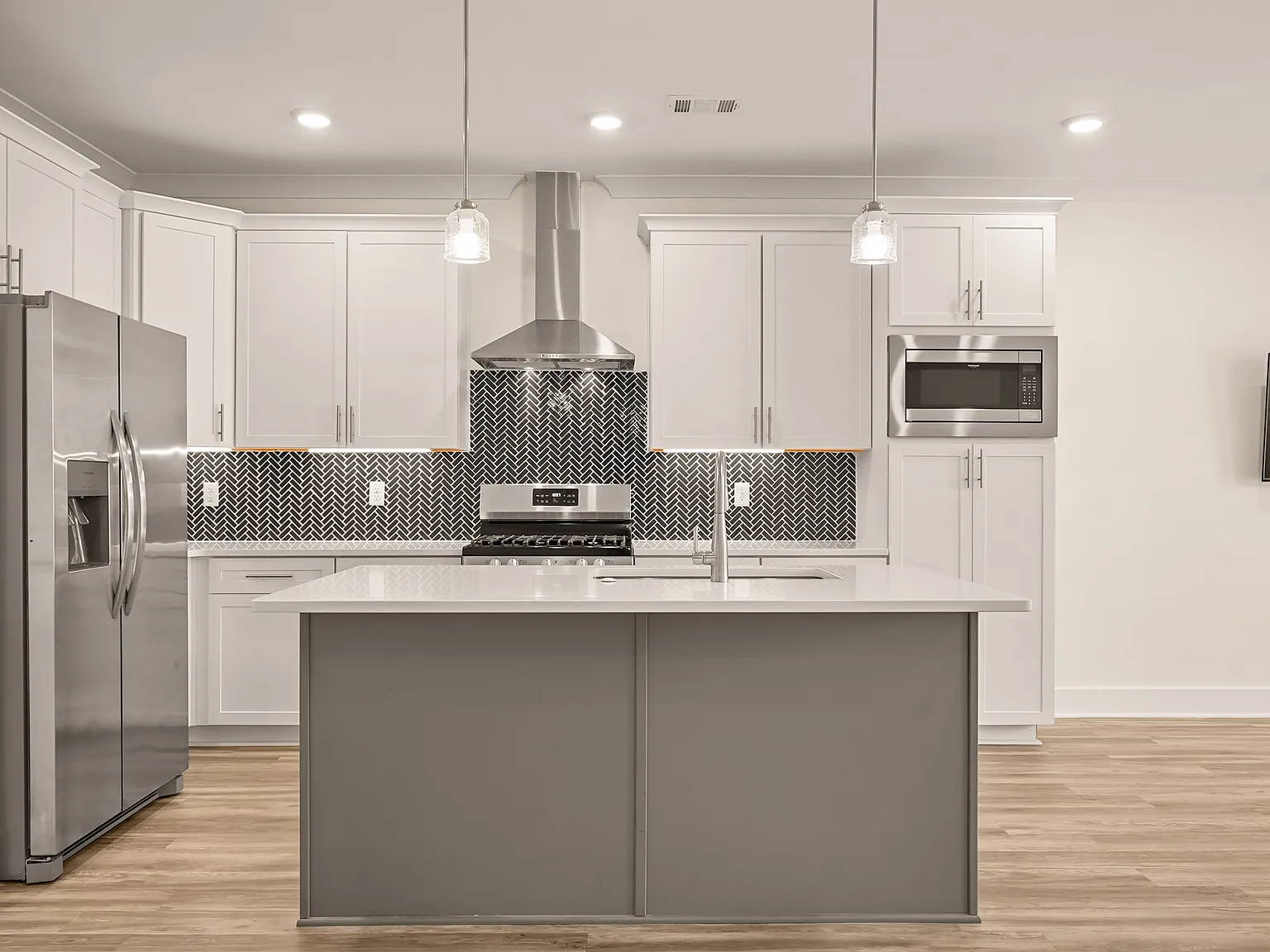 4 bed, 4.5 bath, 2500 sqft, $4,500 — Photo 1