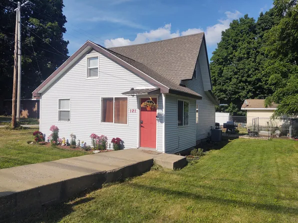 121 S 1st St, Edmore, MI 48829