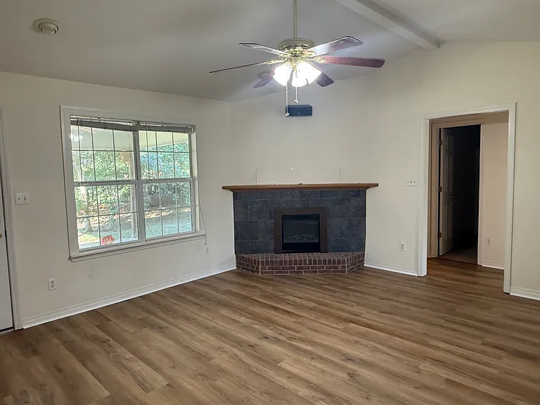 721 Berkshire Dr — Photo 2