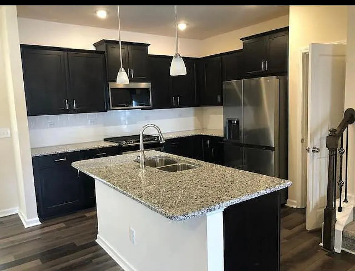 3 bed, 1704 sqft, $2,100 — Photo 4