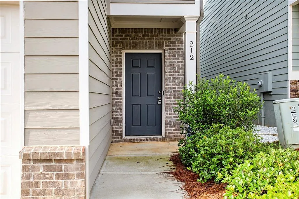 3 bed, 2.5 bath, 1905 sqft, $2,225 — Photo 3