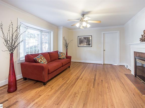 4th image of 20 Windemere Dr