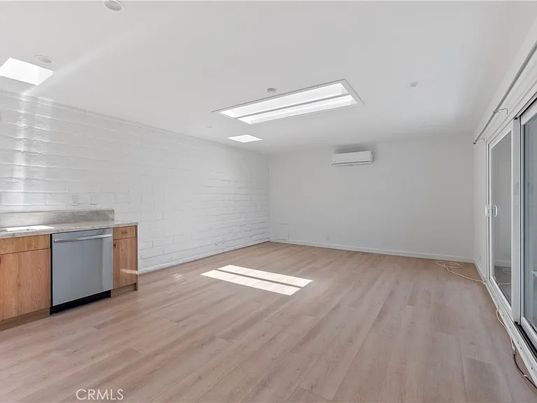 1105 N Coast Hwy #G — Photo 2