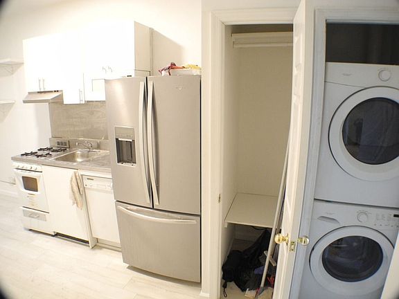 4th image of 1207 Jackson Ave APT 4L