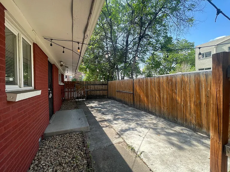 1930 Dallas St — Photo 15