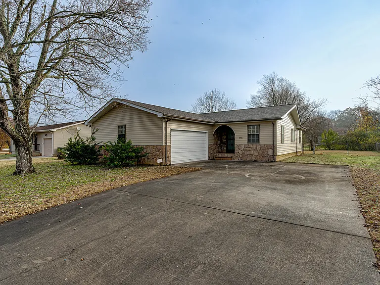906 Hawthorne Ct — Photo 3