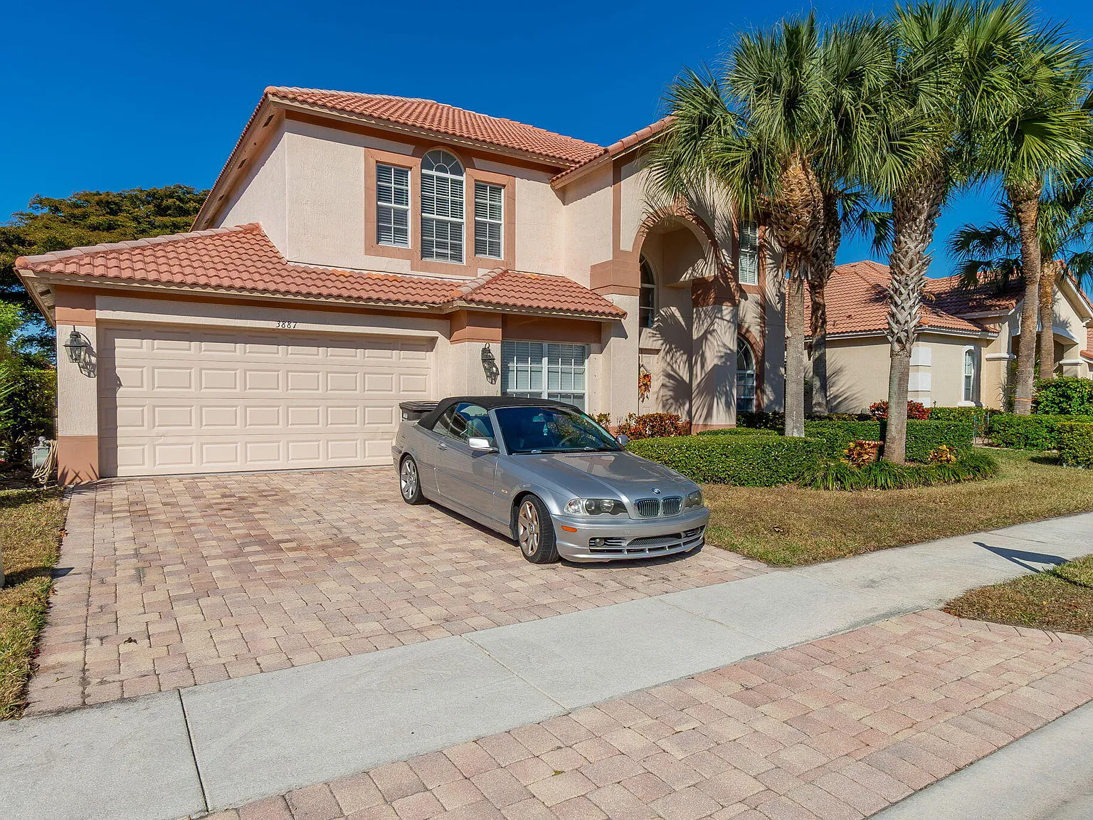 5 bed, 3.0 bath, 2696 sqft, $4,000 — Photo 1