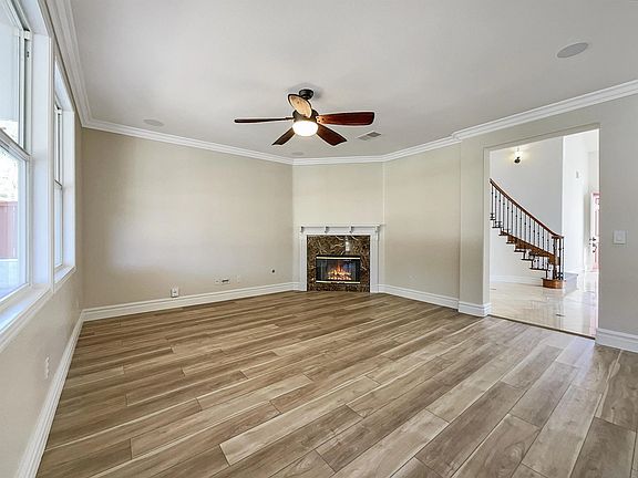 4th image of 724 N Valley View Dr